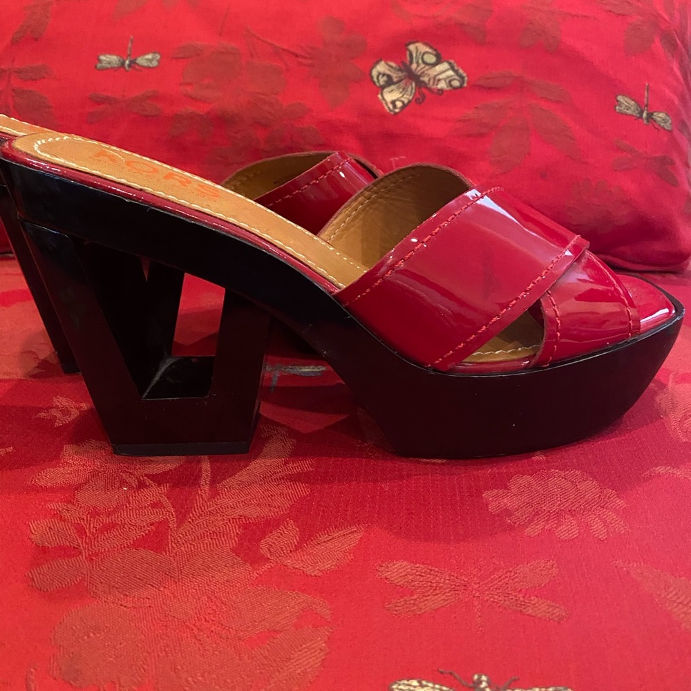 Michael Kors Red Patent Open toe Platform Slides. Size 11.